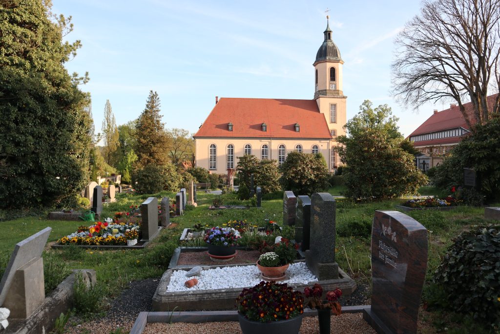 Friedhof Seifhennersdorf mit Kreuzkirche